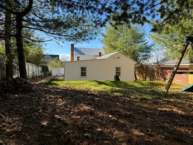 Building Photo - Historic Downtown Blacksburg Home