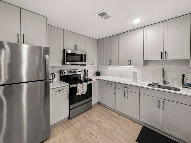 Building Photo - 901 Canal St