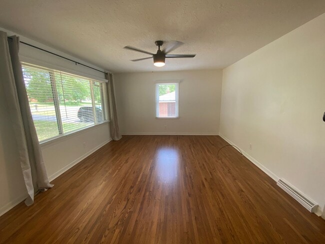 Building Photo - AVAILABLE TO SHOW!