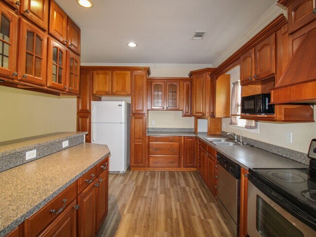 Building Photo - Charming Townhome Close to Downtown Pulaski