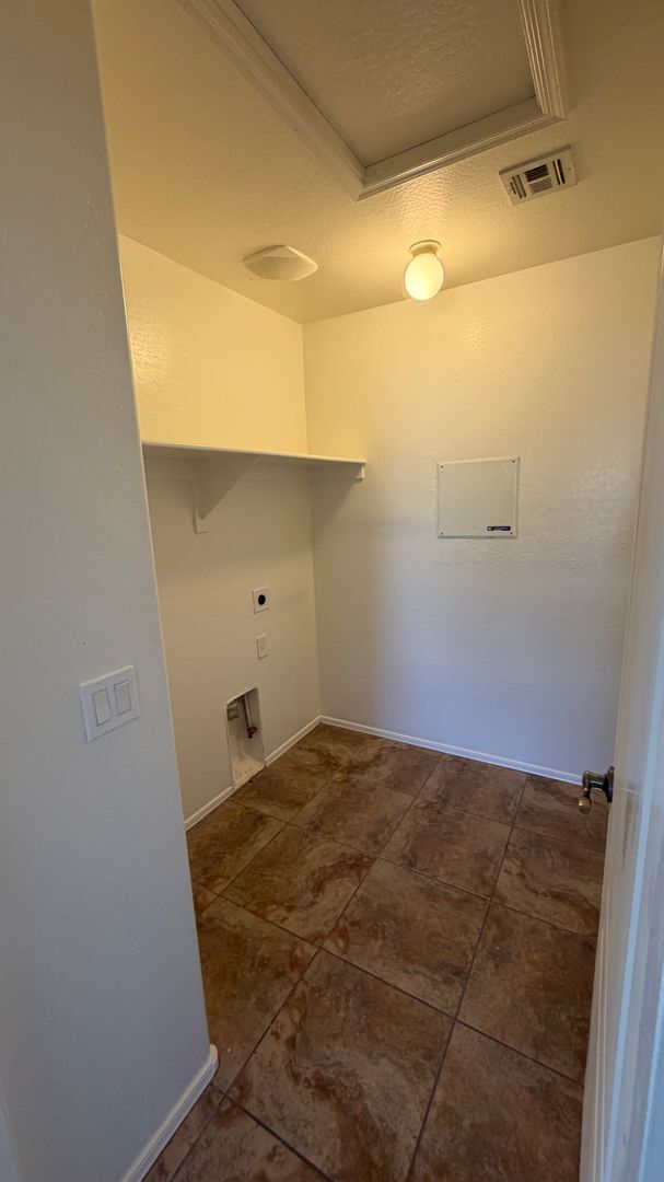 Building Photo - Spacious Surprise home with large backyard