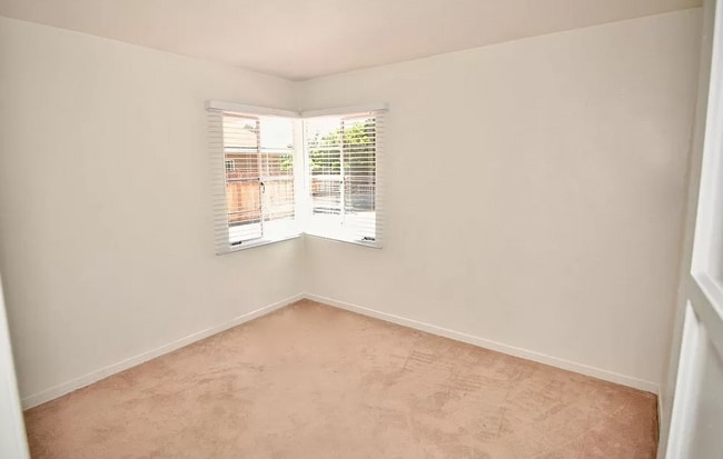 Building Photo - 5BD/2BA, Great Sunroom!