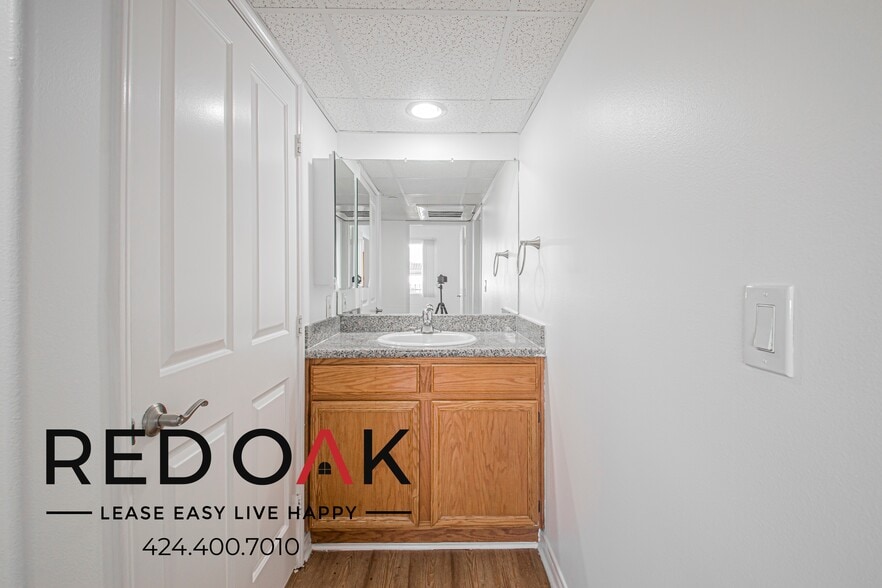 Building Photo - 326 S Westlake Ave