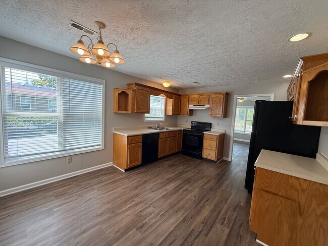 Building Photo - 3 Bedroom Available Now!