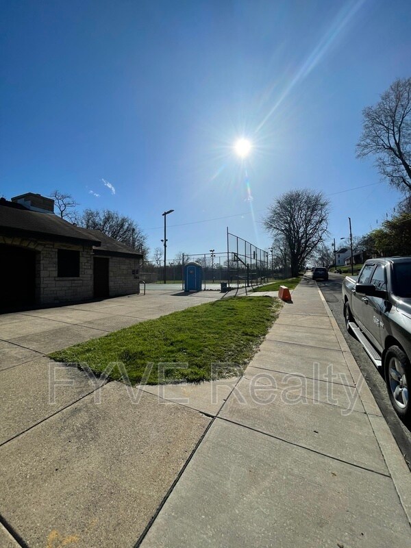 Building Photo - 489 Norton St