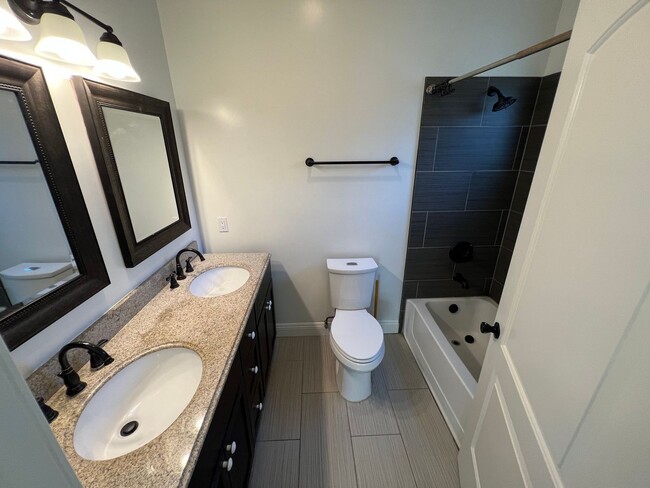 Building Photo - 3 Bed / 2 Bath | North Oak Park Home Avail...