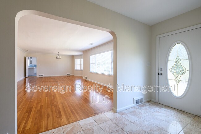 Building Photo - 1205 Spring Valley Ln NE