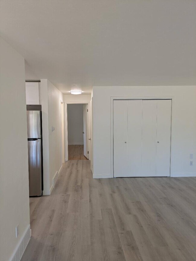 Building Photo - 425 Manhattan Dr