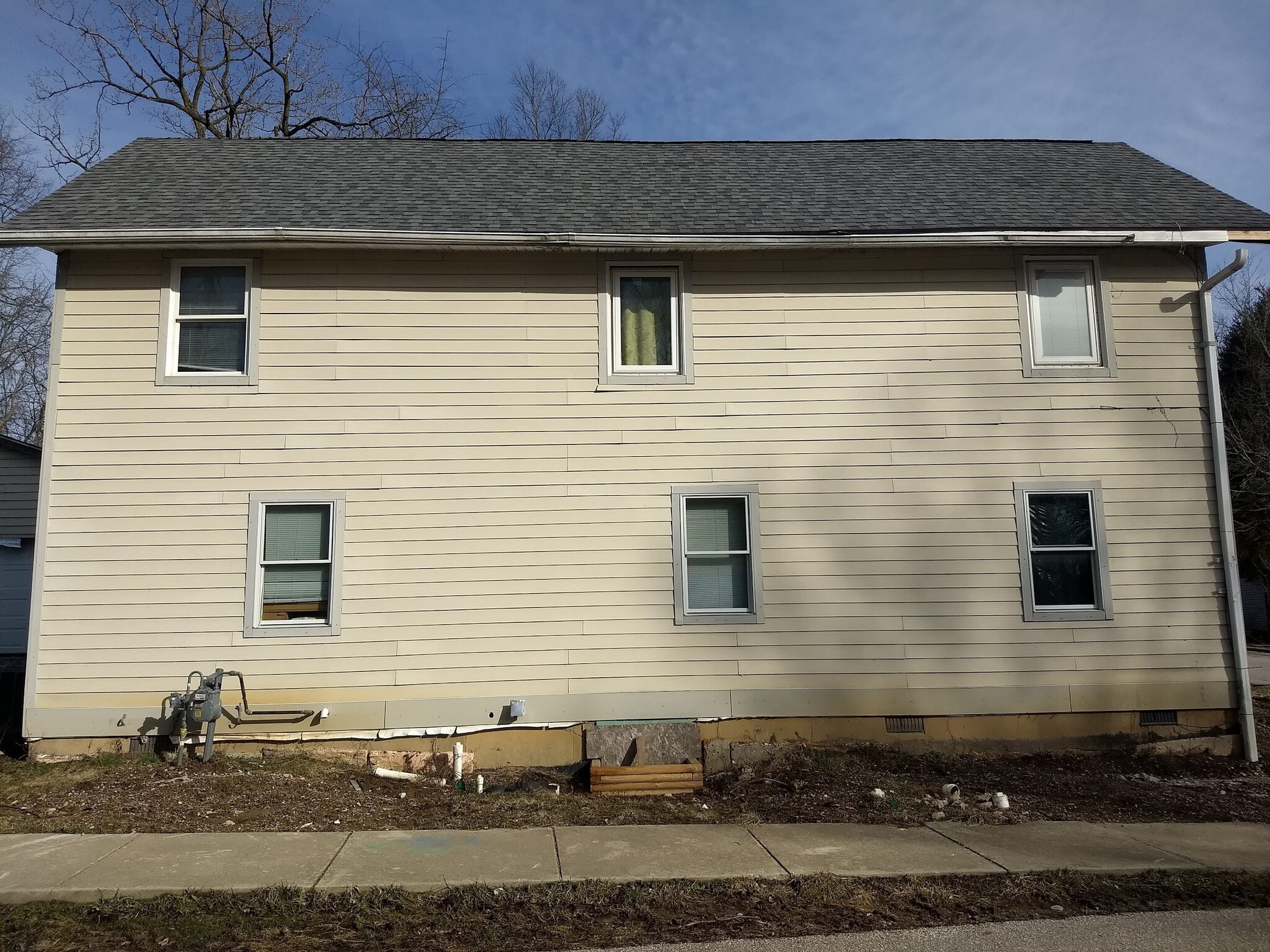 Building Photo - 922 W 8th St