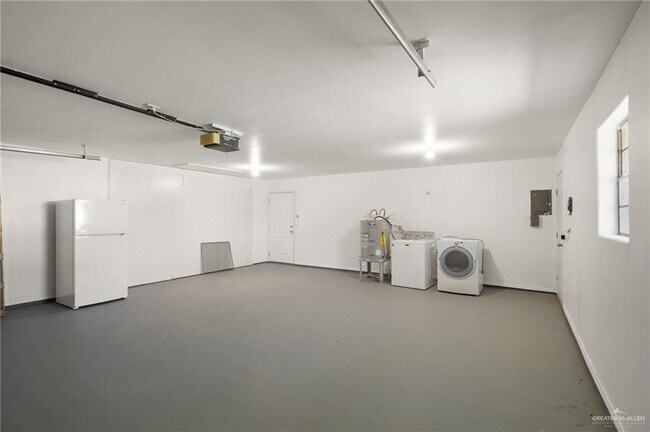 Building Photo - 2805 Lake Shore Dr