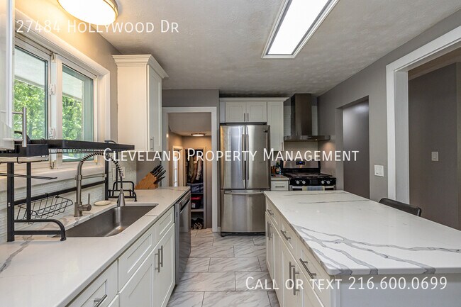 Building Photo - 27484 Hollywood Dr