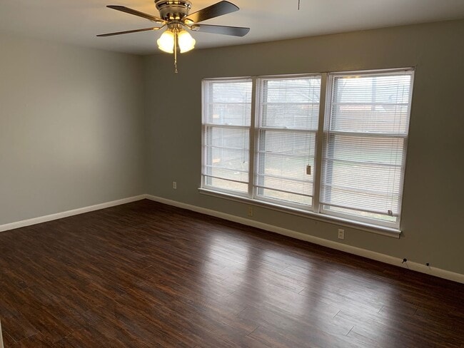 Building Photo - 3/2/2