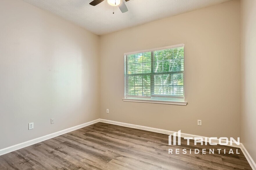 Building Photo - 405 Streamview Ln