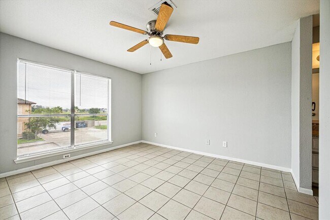 Building Photo - 4021 Briar Hollow Dr
