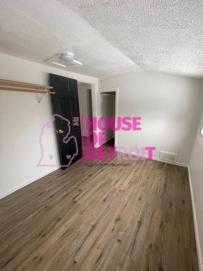 Building Photo - NEW LISTING | 3 BED | 1 BATH | FREE PRESCREEN