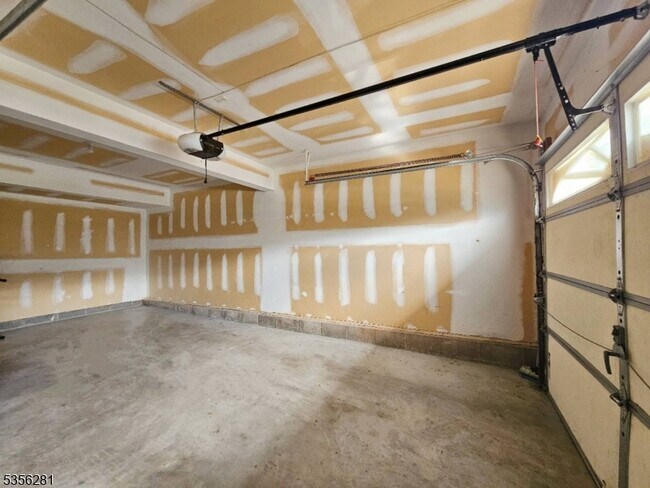Building Photo - 1405 Mopsick Ave