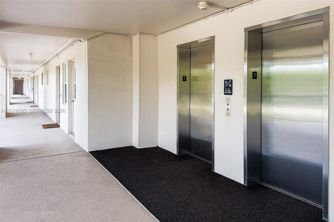 Building Photo - 3200 N Palm Aire Dr