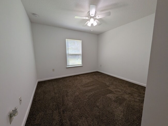 Building Photo - NOW AVAILABLE - 3/2 Duplex on this 18 mo Lease - Conveniently located off Lewis Speedway near St ...