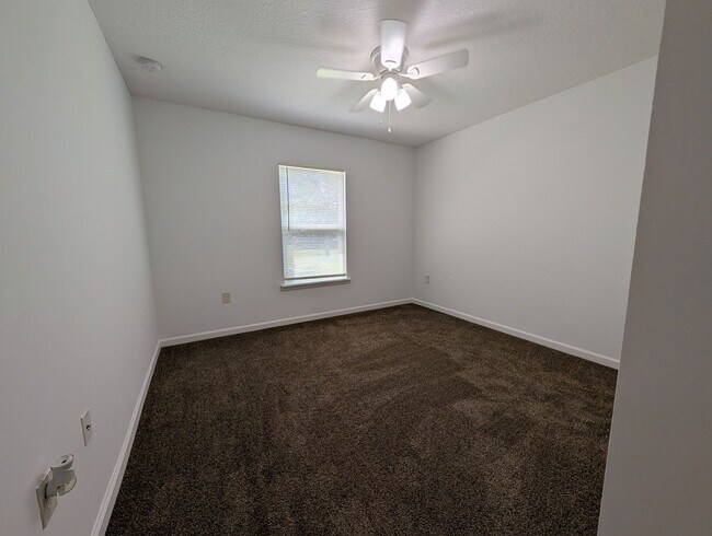 Building Photo - NOW AVAILABLE - 3/2 Duplex on this 24 mo Lease - Conveniently located off Lewis Speedway near St ...