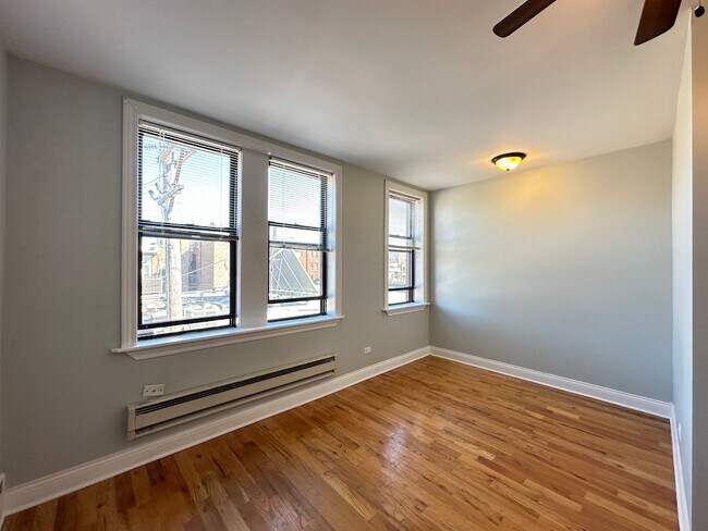 Building Photo - 823 W Diversey Pkwy