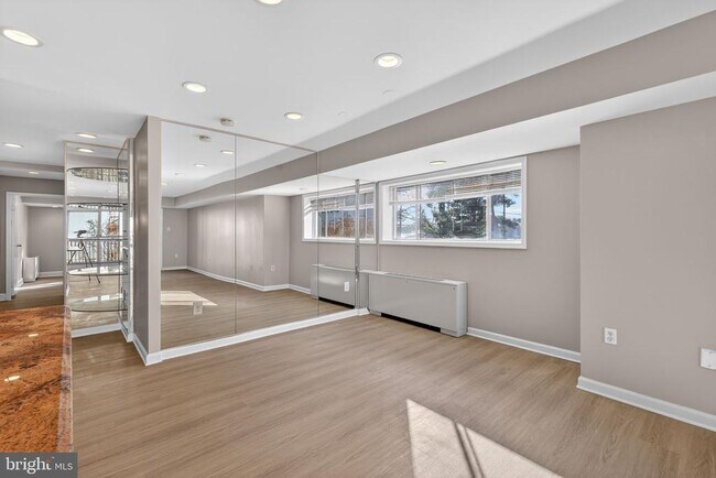 Building Photo - 10320 Westlake Dr