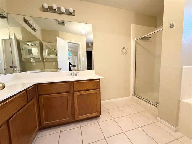 Building Photo - 2011 Lantana Dr