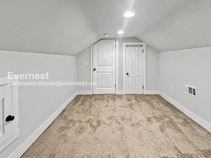 Building Photo - 1845 Vesta Ave