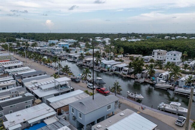 Building Photo - 325 Calusa St