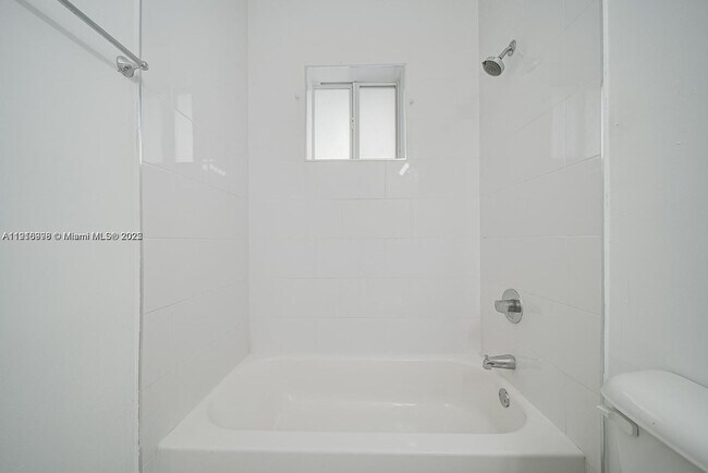 Building Photo - 14708 NE 7th Ave