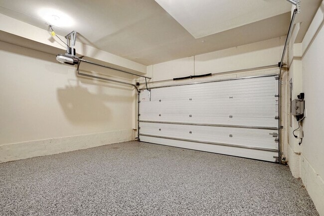 Building Photo - 3 Bed 3.5 Bath - Bethesda Montgomery Row Townhouse - Move in Ready