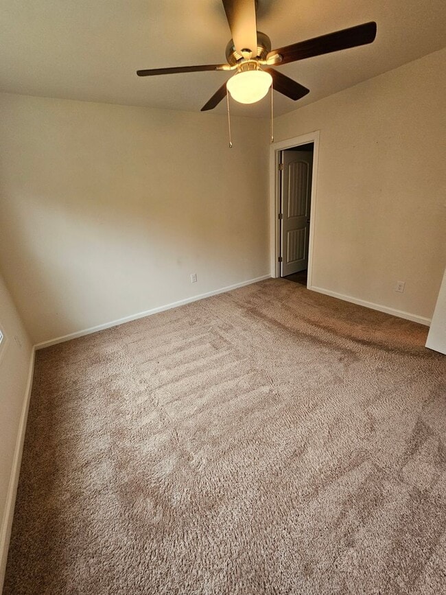 Building Photo - Townhome Close to the Beach!