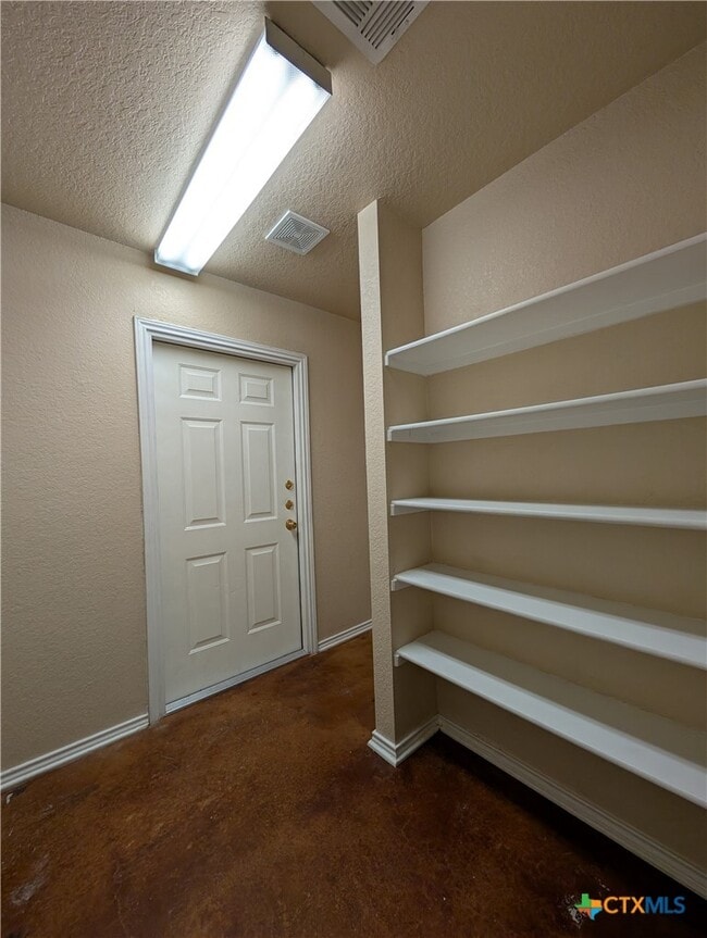 Building Photo - 1013 Misty Acres Dr