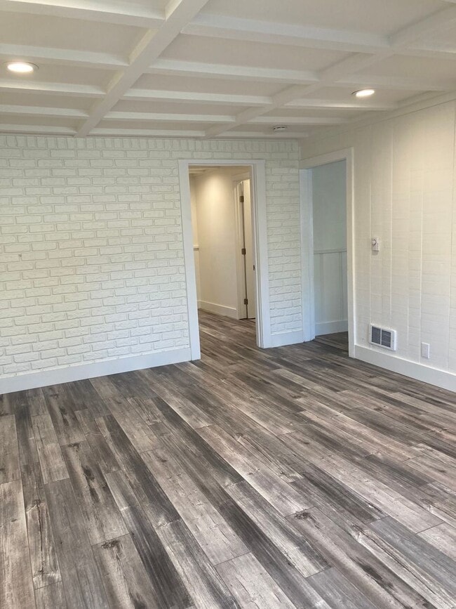 Building Photo - Remodeled Tri-Plex Minutes Away from the Beach!