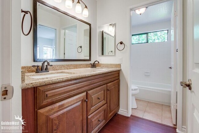 Building Photo - Elegant & Bright 2Bdm 2Ba Home in Vista Va...