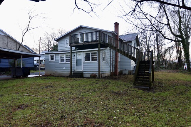 Building Photo - 634 W Bell St