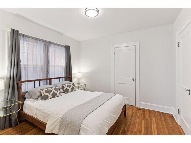 Building Photo - 953 17th Ave SE