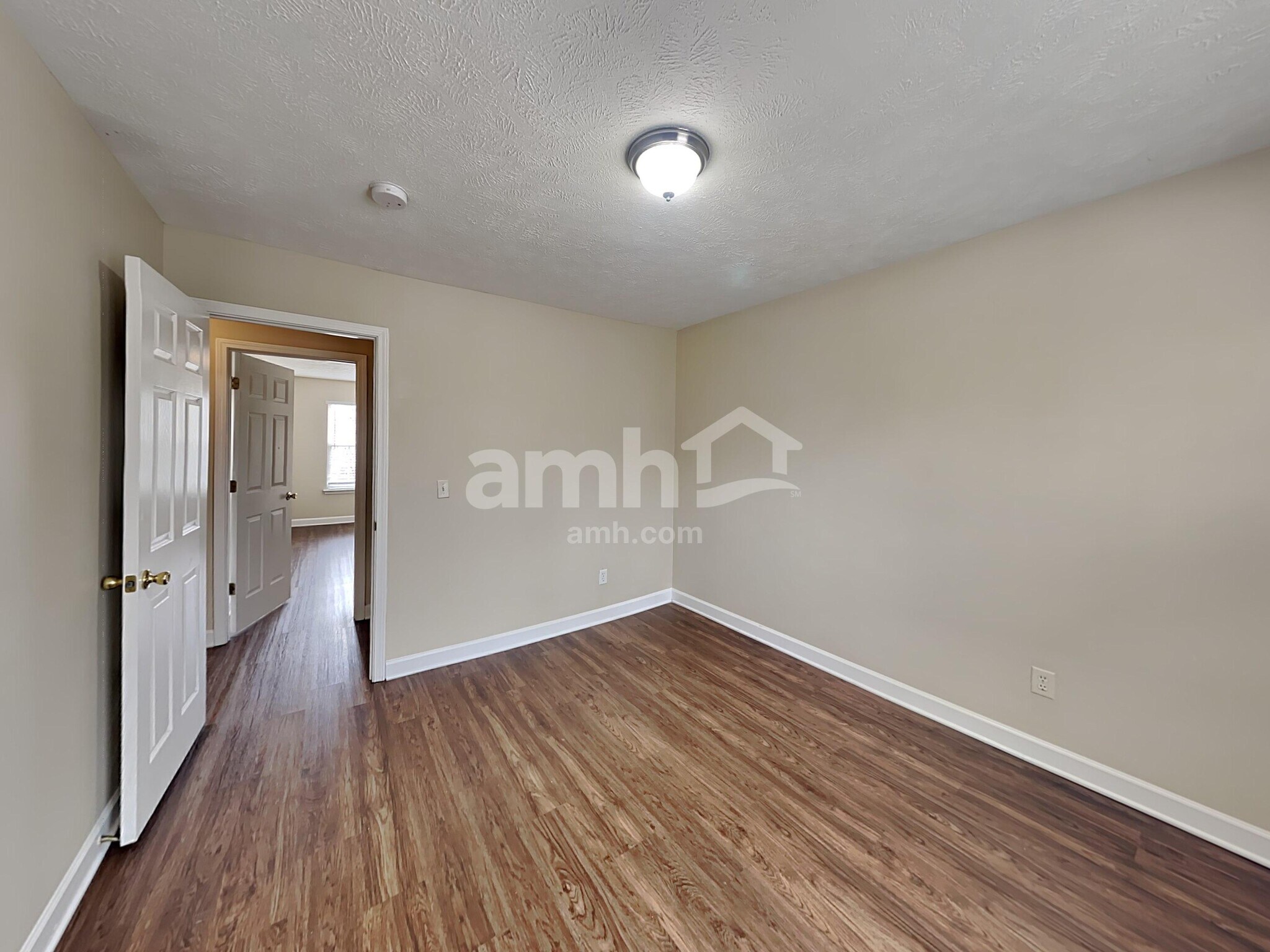 Building Photo - 8026 Meadowview Ln