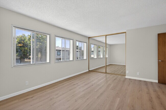 Building Photo - Spacious Condo in Santa Clara - Easy Commute!