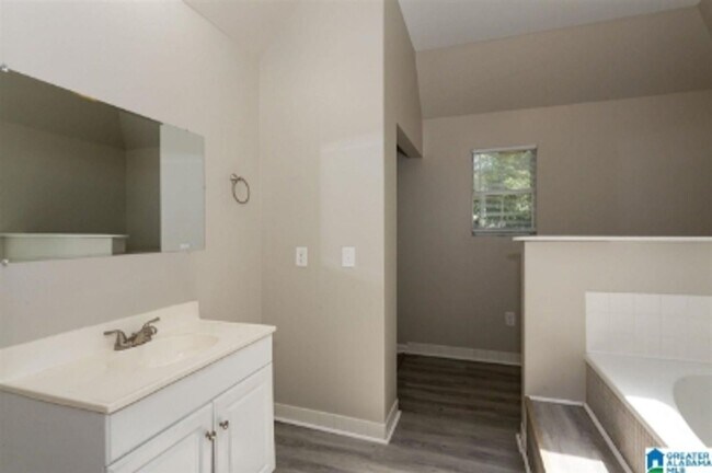 Building Photo - Flexible 3BR/2BA or 2BR + Den Home