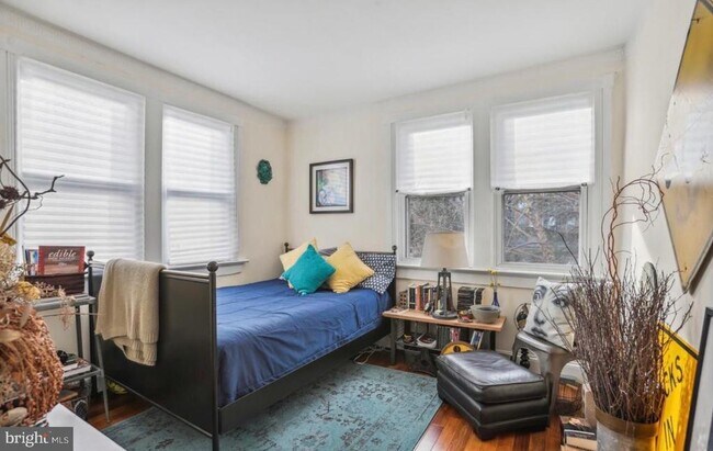 Building Photo - 726 3rd St NE