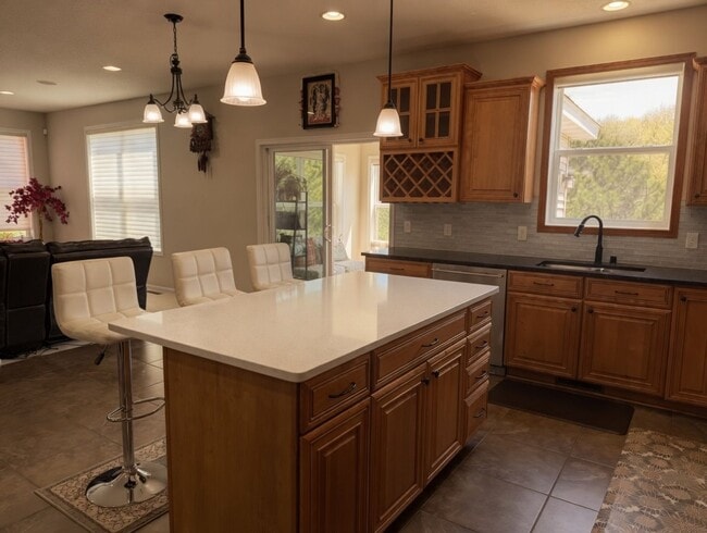 Building Photo - Rare executive rental in chanhassen! 5 beds no upgrade left behind!!!