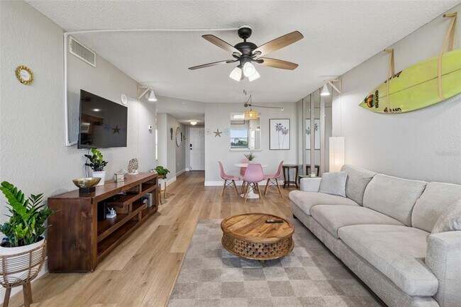Building Photo - 900 Cove Cay Dr