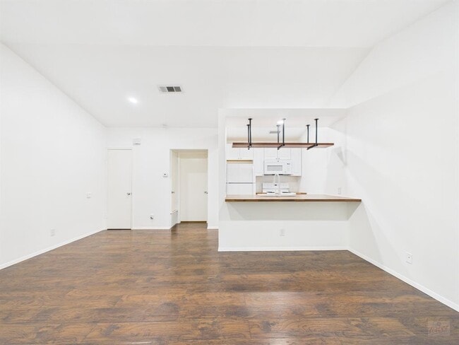 Building Photo - 1305 Hollow Creek Dr