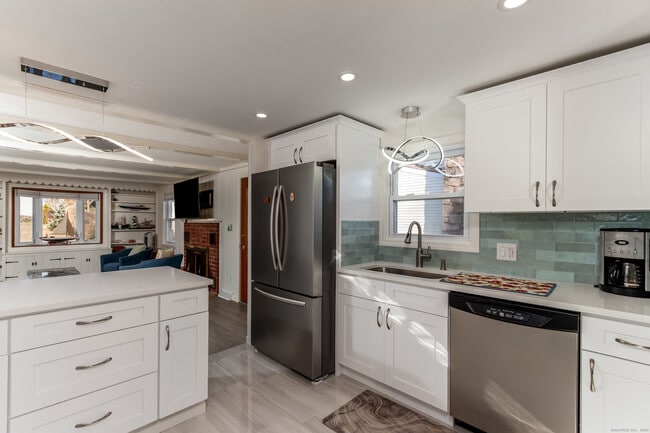 Building Photo - 18 Bay St