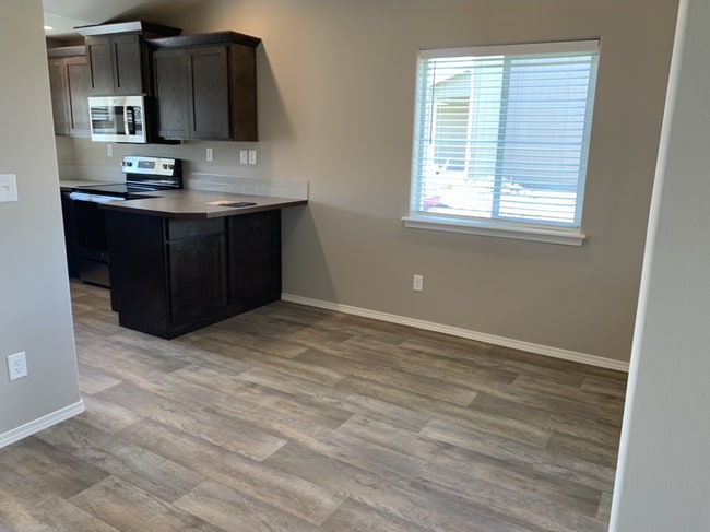 Building Photo - 3 bed, 2 bath Rambler, near Park Orchard. Fully fenced.