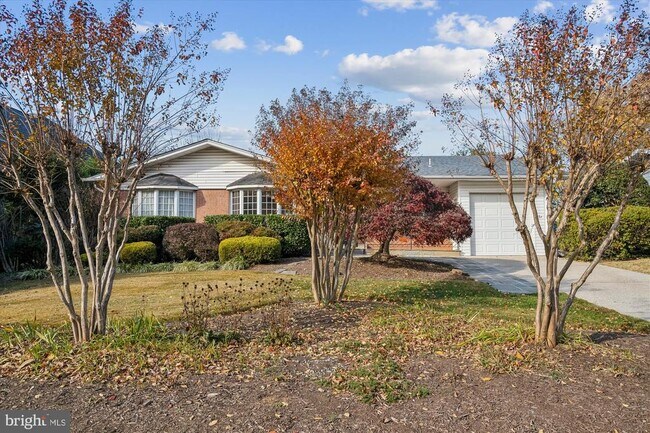 Building Photo - 5813 Midhill St