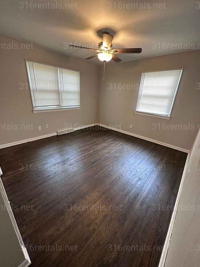 Building Photo - $1,195 - 3 bedroom / 1 bathroom - Single Family Home
