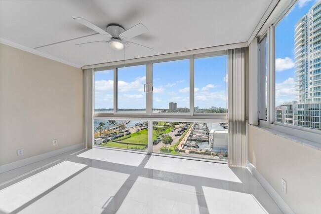 Building Photo - 301 Lake Shore Dr
