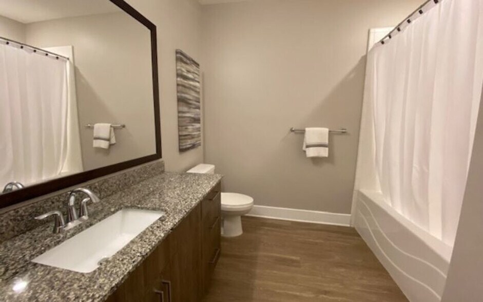 Building Photo - 5455 Glenridge View NE