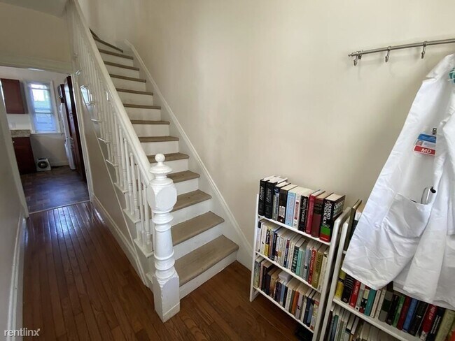 Building Photo - 3 br, 1 bath  - 38 Myrtle Ave Apt 1L